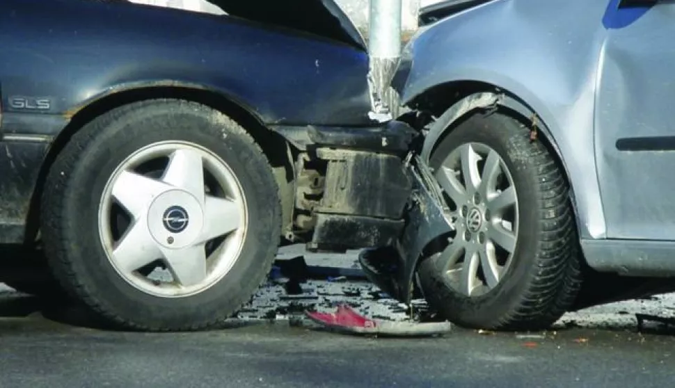 ?25.02.2017.Sudar dva automobila na raskriju Gundulićeve i Stepinčeve ulice (kod biveg Lovačkog roga)Snimio: Milan Bugarić------CRNA4 ST