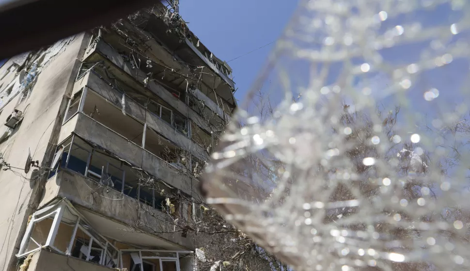 epa12046771 The site of a damaged high-rise residential building after a Russian missile strike in Zaporizhzhia, southeastern Ukraine, 22 April 2025, amid the Russian invasion. According to the State Emergency Service of Ukraine (SES), at least one woman was killed and 23 others were injured, including four children, after Russian shelling in Zaporizhzhia. EPA/OLEG MOVCHANIUK