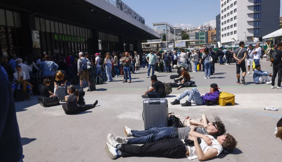 epa12060600 Several commuters wait outside Sants railway station during a blackout hit Spain and Portugal in Barcelona, northeastern, Spain, 28 April 2025. The blackout hit large parts of Spain and spread to neighbouring Portugal and France, disrupting transport systems, internet connections and daily life, according to authorities. The exact cause of the outage is unknown. EPA/Quique Garcia