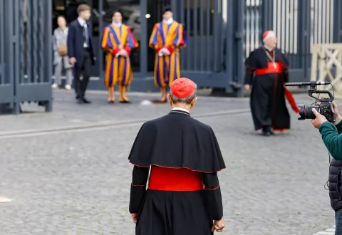 epa12060360 Cardinals arrive at the Vatican for the fifth meeting of the Congregation of Cardinals, Vatican City, 28 April 2025. The cardinals continue their deliberations during general congregations held following the death of Pope Francis, in preparation for the assembly to elect a new pope, known as the conclave. EPA/FABIO FRUSTACI