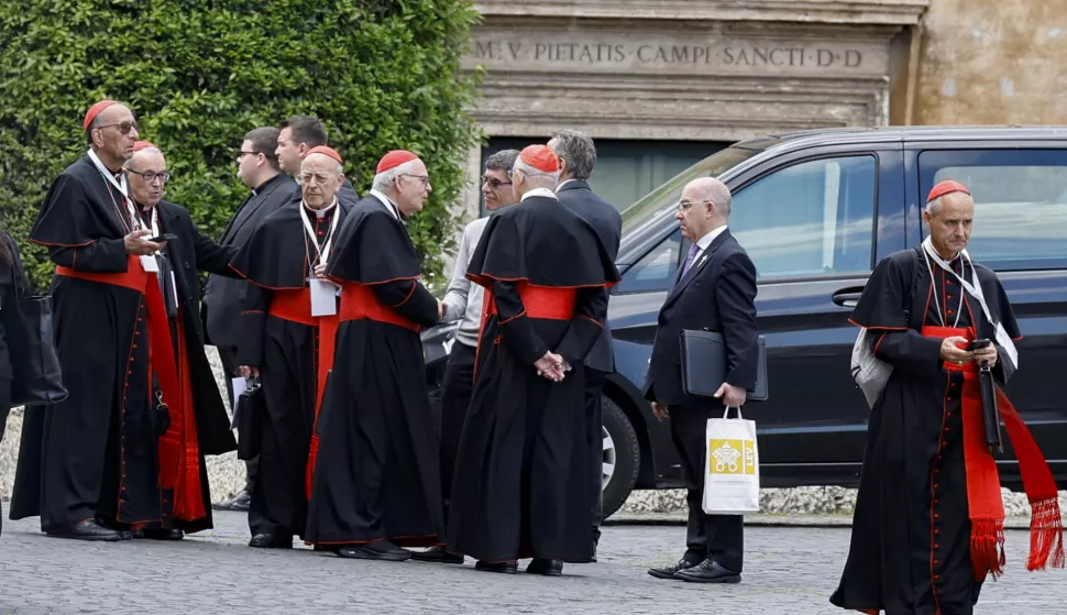 epa12060359 Cardinals leave Vatican at the end of fifth meeting of the Congregation of Cardinals, Vatican City, 28 April 2025. The cardinals continue their deliberations during general congregations held following the death of Pope Francis, in preparation for the assembly to elect a new pope, known as the conclave. EPA/FABIO FRUSTACI