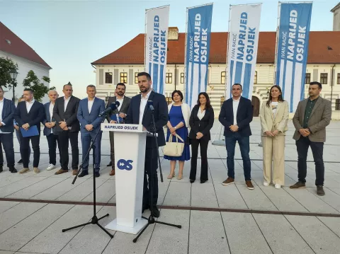 Osječki gradonačelnik i kandidat HDZ-a za drugi mandat na čelu Grada Osijeka Ivan Radić u ponedjeljak je Gradskom izbornom povjerenstvu u Osijeku predao više od 13.100 potpisa podrške za svoju kandidaturu najavljujući najbolji rezultat na lokalnim izborima. 