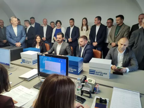 Osječki gradonačelnik i kandidat HDZ-a za drugi mandat na čelu Grada Osijeka Ivan Radić u ponedjeljak je Gradskom izbornom povjerenstvu u Osijeku predao više od 13.100 potpisa podrške za svoju kandidaturu najavljujući najbolji rezultat na lokalnim izborima. 