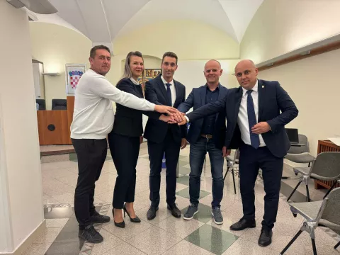 Josip Romić, kandidat za gradonačelnika Vinkovaca i Katarina Vučić, za njegova zamjenika, predali uz potpise potpora i svoje kandidature