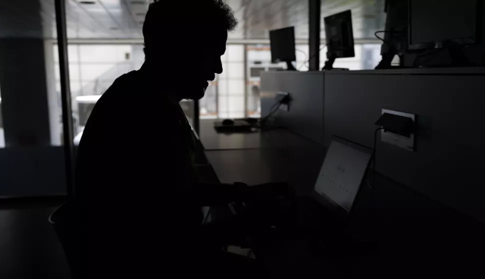 epa12060268 A reporter tries to work at press room during Mutua Madrid Open tennis tournament as a blackout hit Spain and Portugal in Madrid, Spain, 28 April 2025. A massive blackout has hit large parts of Spain and spread to neighbouring Portugal and France, disrupting transport systems, internet connections and daily life, according to authorities. The exact cause of the blackout is unknown. EPA/CHEMA MOYA