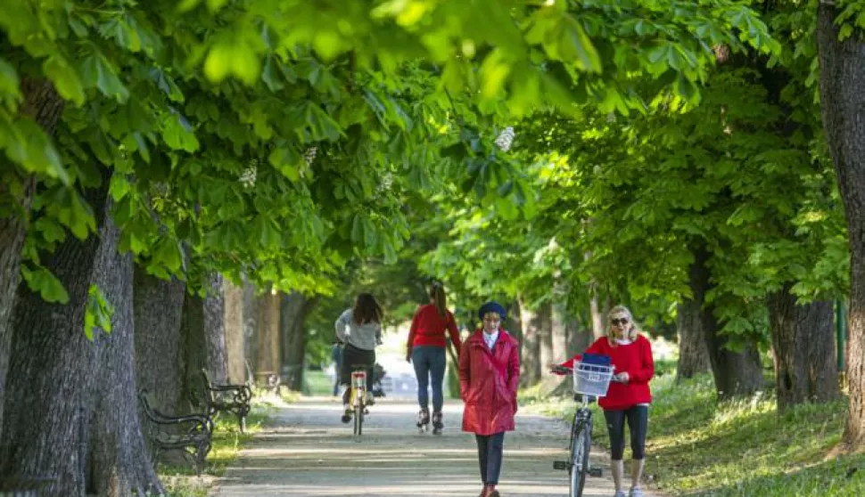 26.04.2020., Osijek - Nakon hladnijeg i kisovitog jutra osjecani docekali suncano vrijeme i izasli u velikom broju u setnju. Photo: Davor Javorovic/PIXSELL