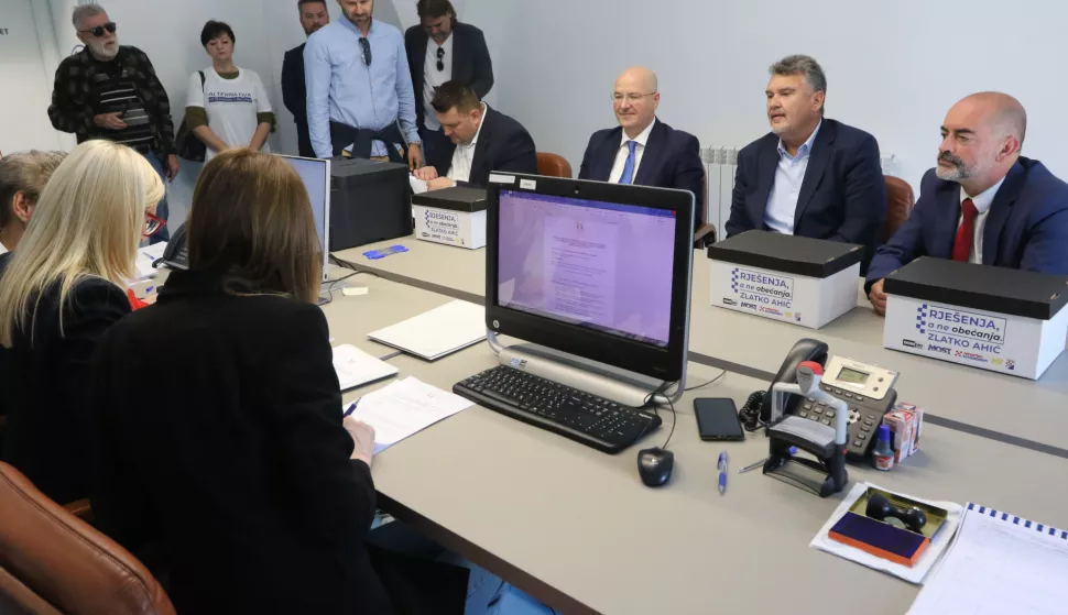 Osijek, 29. 04. 2025, Stara Pekara, Gradsko izborno povjerenstvo, predaja prikupljenih potpisa kandidata za gradonačelnika Osijeka, Zlatko Ahić...snimio GOJKO MITIĆ