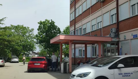 Ulaz u Dom zdravlja Županjasnimila Marija Lešić Omerović