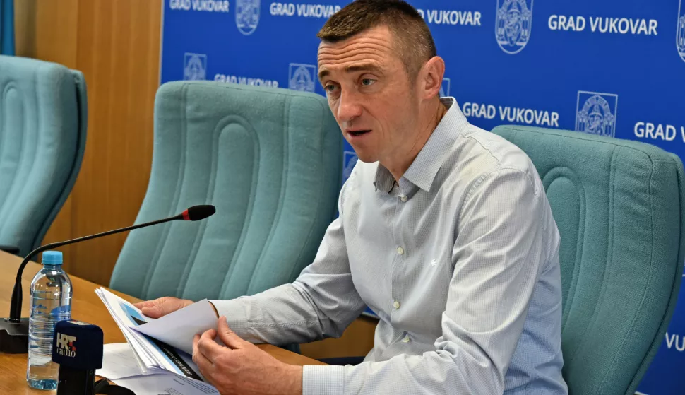 Vukovar, 29.04.2025. - Gradonačelnik Ivan Penava u Gradskoj vijećnici Grada Vukovara održao je tiskovnu konferenciju na temu izjava o Gradu Vukovaru koje je izrekao kandidat za gradonačelnika Vukovara Marijan Pavliček. Na fotografiji Ivan Penava. foto HINA/ Gordan PANIĆ/ tm