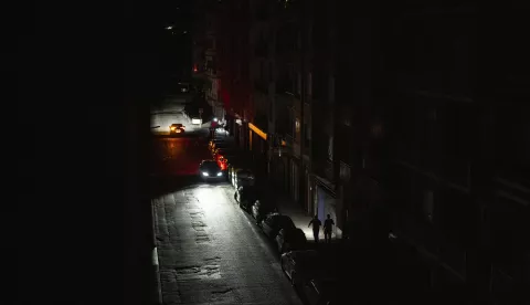 epa12061766 Cars drive along a darkened street in Ourense, Galicia, northwestern Spain, amid a power outage, 28 April 2025 (issued 29 April 2025). A power blackout hit large parts of Spain and spread to neighboring Portugal and France on 28 April, disrupting transport systems, internet connections, and daily life, according to authorities. The exact cause of the outage is unknown. EPA/BRAIS LORENZO
