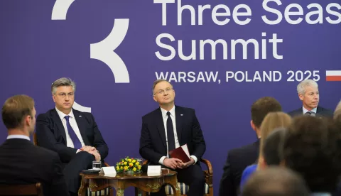epa12060511 Polish President Andrzej Duda (C), Croatian Prime Minister Andrej Plenkovic (L) and U.S. Secretary of Energy Chris Wright (R) attend the high-level business event as part of the Three Seas Initiative Summit at the Belvedere Palace in Warsaw, Poland, 28 April 2025. EPA/RAFAL GUZ POLAND OUT