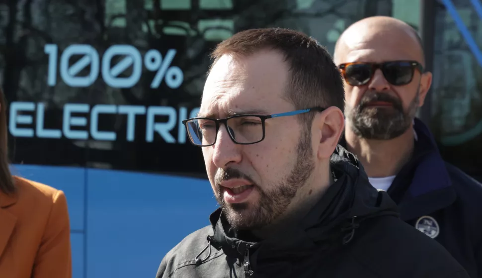Zagreb, 05.04.2025.- Gradonačelnik Grada Zagreba Tomislav Tomašević i zamjenici gradonačelnika Danijela Dolenec i Luka Korlaet predstavili su prvi od ukupno četiri ugovorena električna autobusa namijenjenih za javni prijevoz. Na fotografiji Tomislav Tomašević.foto HINA/ Admir BULJUBAŠIĆ/ abu