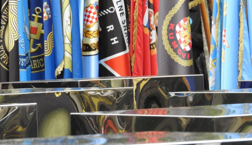 Oku?ani, 1.5.2024.- ?lanovi obitelji poginulih hrvatskih branitelja, hrvatski branitelji, dr?avni vrh te mno?tvo gra?ana u srijedu su u Oku?anima sve?ano obilje?ili 29. obljetnicu VRO Bljesak kojom je, nakon ?etiri godine srpske okupacije, oslobo?ena zapadna Slavonija. foto HINA/ Nikola BLA?EKOVI?/ ua