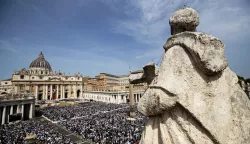 epa12042707 Faithful attend the Holy Easter Mass in Saint Peter's Square, in Vatican City, 20 April 2025. EPA/ANGELO CARCONI