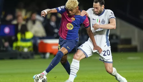 epa12066046 FC Barcelona's Lamine Yamal (L) in action against Inter's Hakan Calhanoglu during the UEFA Champions League semifinal first leg soccer match between FC Barcelona and Inter Milan, in Barcelona, Catalonia, Spain, 30 April 2025. EPA/SIU WU