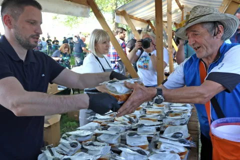 Osijek, 01. 05. 2025, Katakombe, lijeva obala. Prvomajski grah - na podjeli i Ivan Radić....snimio GOJKO MITIĆ