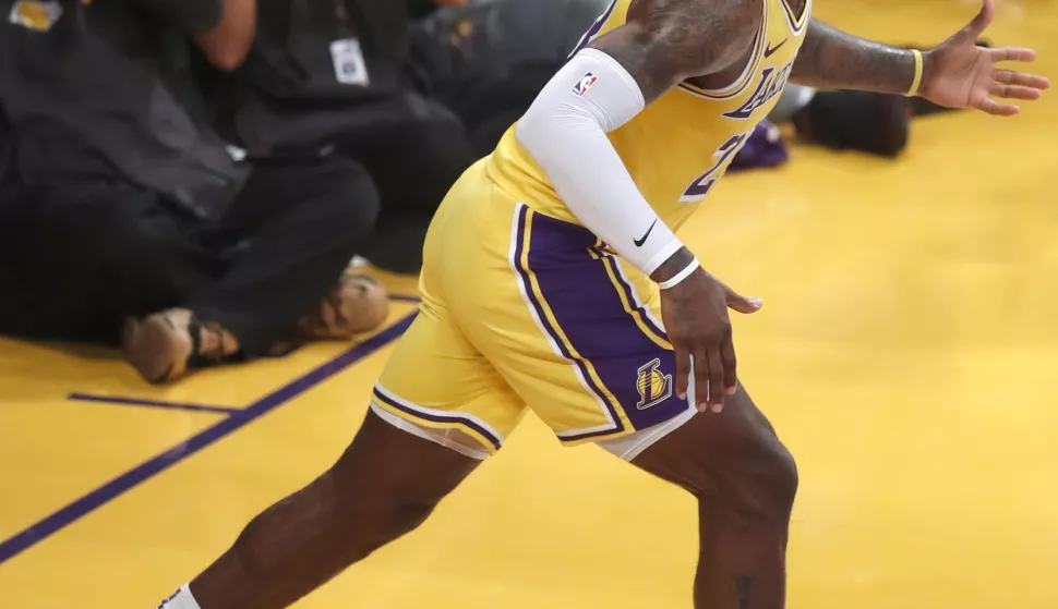 epa07108531 Los Angeles Lakers forward LeBron James reacts during the NBA basketball game between the Los Angeles Lakers and the Houston Rockets at the Staples Center in Los Angeles, California, USA, 20 October 2018. EPA/MIKE NELSON SHUTTERSTOCK OUT