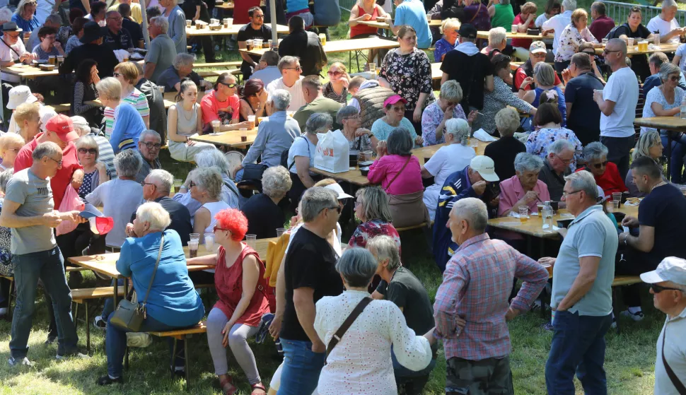 Osijek, 01. 05. 2025, Katakombe, lijeva obala. Prvomajski grah - na podjeli i Ivan Radić....snimio GOJKO MITIĆ
