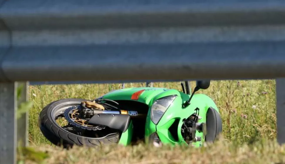 OSIJEK, 09. 06. 2017, POROMETNA NESREĆA U KOJOJ JE POGINUO MOTOCIKLISTA. KAWASAKI ZX- R6, NINJA 636. JUNA OBILAZNICA, SJEVENIN KOLNIČKI TRAK, KOD METROA, IZMEĐU KRIANJA TRPIMIROVE I VINKOVAČKE. POLICIJA, UVIĐAJ, VATROGSCI.snimio GOJKO MITIĆ