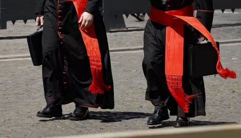 epa12062320 Cardinals leave Vatican at the end of sixth meeting of the Congregation of Cardinals, Vatican City, 29 April 2025. The cardinals continue their deliberations during general congregations held following the death of Pope Francis, in preparation for the assembly to elect a new pope, known as the conclave. EPA/FABIO FRUSTACI