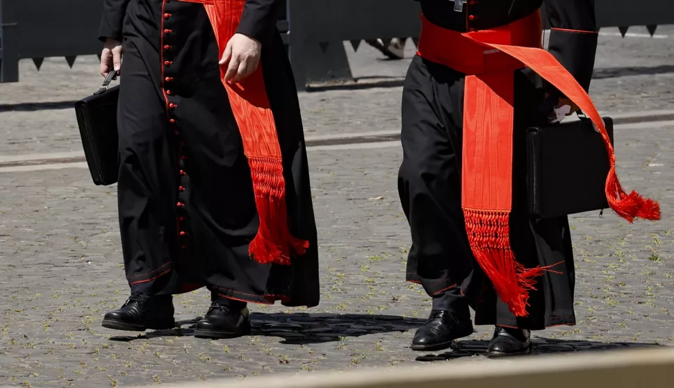 epa12062320 Cardinals leave Vatican at the end of sixth meeting of the Congregation of Cardinals, Vatican City, 29 April 2025. The cardinals continue their deliberations during general congregations held following the death of Pope Francis, in preparation for the assembly to elect a new pope, known as the conclave. EPA/FABIO FRUSTACI