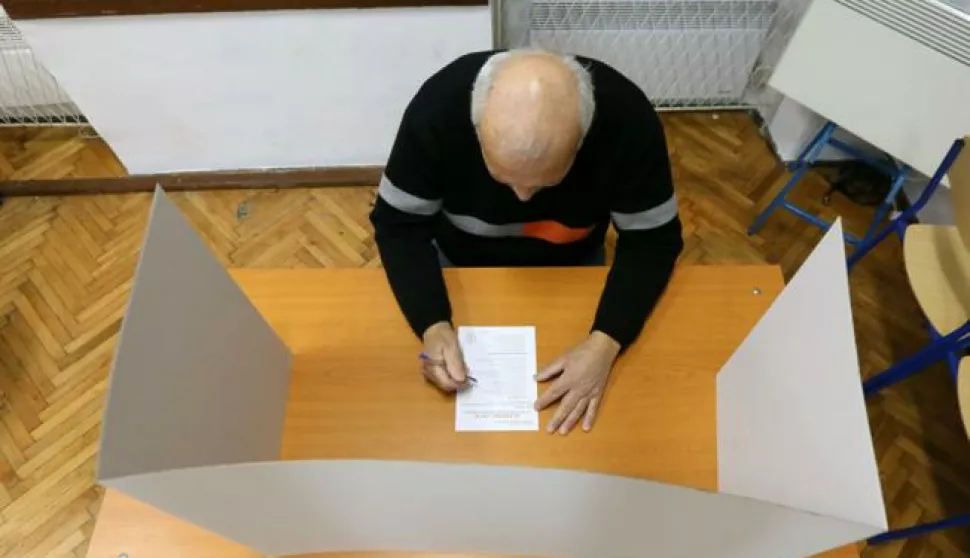 11.01.2015., Sibenik - Biraci u drugom krugu predsjednickih izbora odlucuju tko ce iducih pet godina biti na celu drzave, aktualni predsjednik Ivo Josipovic, pravnik i glazbenik (SDP), ili Kolinda Grabar Kitarovic (HDZ), bivsa ministrica i diplomatkinja.Photo: Dusko Jaramaz/PIXSELL