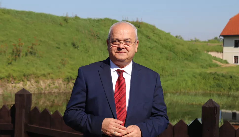 Slavonski Brod, 30.04.2025. - Aktualni gradonačelnik Slavonskog Broda i kandidat za novi gradonačelnički mandat Mirko Duspara predstavio je u srijedu program za lokalne izbore u kojem obećava povećanje kvalitete života za sve Brođane. Na fotografiji Mirko Duspara. foto HINA/ Irena VUKAS/ tm