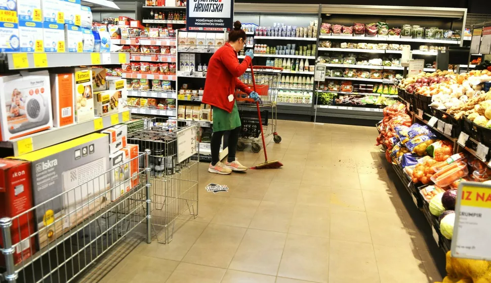 Karlovac, 24.01.2025. - Obilaskom nekoliko trgovačkih centara u Karlovcu, u kojima je svakodnevno zamjetan protok kupaca, slika današnjeg organiziranog bojkota, po uzoru na u svijetu već poznatu akciju "Buy Nothing Day", kupaca je bilo da ih je bilo lako izbrojiti, a svugdje je, od niza blagajni radila tek po jedna blagajna. foto HINA/ Mladen VOLARIĆ/ mv