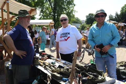 Osijek, 03. 05. 2025, Sajam antikviteta u parku kod Školjke. Nezavisni kandidat Branimr Glavaš na Sajmu antikviteta.snimio GOJKO MITIĆ