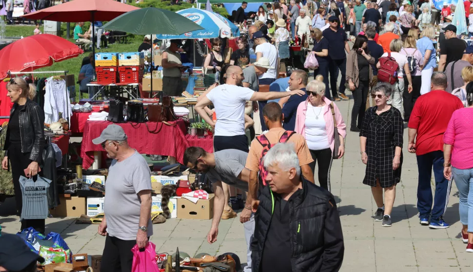 Osijek, 03. 05. 2025, Sajam antikviteta u parku kod Školjke.snimio GOJKO MITIĆ