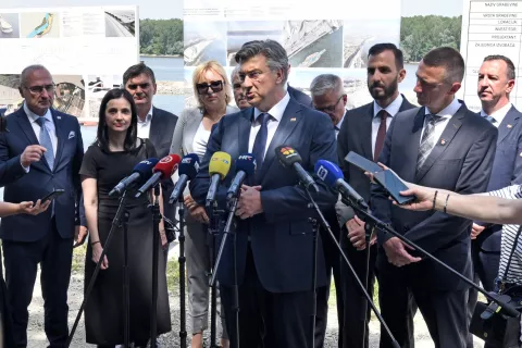 Vukovar, 3.5.2025.- Gradona?elnik Vukovara Ivan Penava i predsjednik Vlade Andrej Plenkovi? obi?li su radove na izgradnji 10 hektara novoga zemlji?ta na desnoj obali Dunava. Na fotografiji Andrej Plenkovi? daje izjavu za medije.foto HINA/ Gordan Pani?/ gp