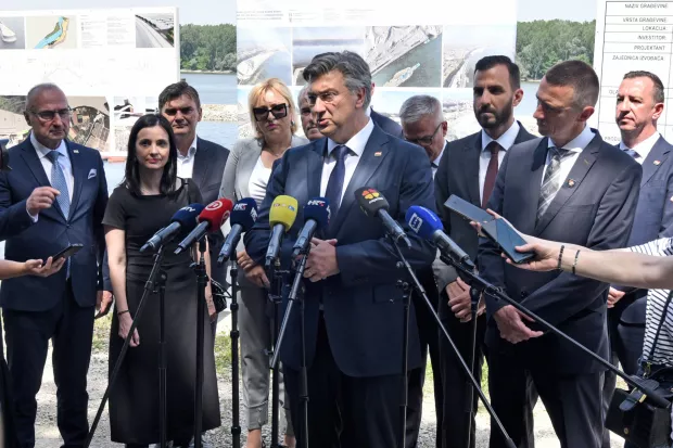 Vukovar, 3.5.2025.- Gradona?elnik Vukovara Ivan Penava i predsjednik Vlade Andrej Plenkovi? obi?li su radove na izgradnji 10 hektara novoga zemlji?ta na desnoj obali Dunava. Na fotografiji Andrej Plenkovi? daje izjavu za medije.foto HINA/ Gordan Pani?/ gp