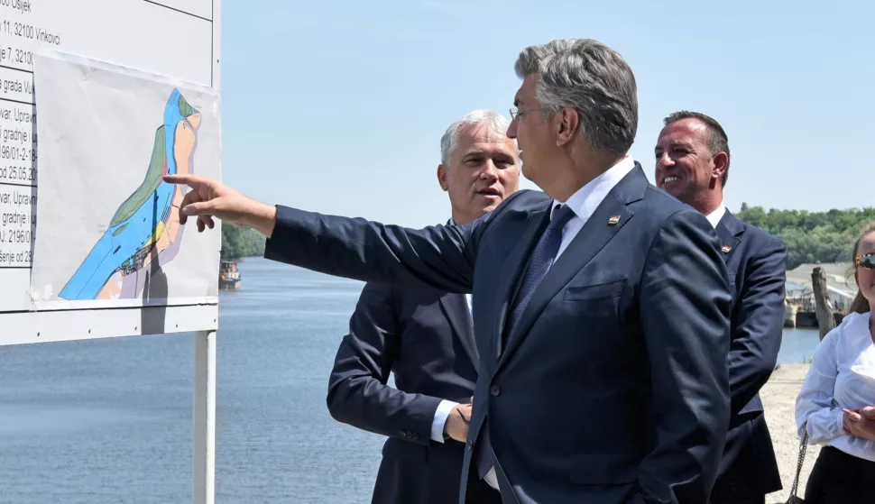 Vukovar, 3.5.2025.- Gradona?elnik Vukovara Ivan Penava i predsjednik Vlade Andrej Plenkovi? obi?li su radove na izgradnji 10 hektara novoga zemlji?ta na desnoj obali Dunava. foto HINA/ Gordan Pani?/ gp