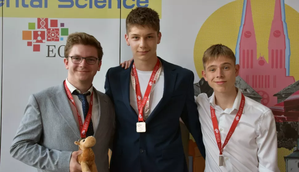 Zagreb, 3.5.2025.- Jednu srebrnu i dvije bron?ane medalje osvojili su hrvatski u?enici na Prirodoslovnoj olimpijadi Europske unije ? European Olympiad of Experimental Science koja je u subotu zavr?ila u Zagrebu, a okupila je 144 u?enika iz 23 dr?ave ?lanice EU te Ukrajine kao gostuju?e zemlje. Na slici Borna Lebinac Milinovi?, Ivan Udovi?i? i Petar Brajkovi?. foto HINA/ PMF/ ua