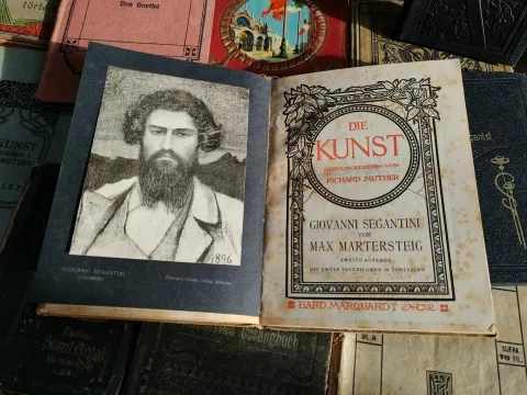 Monografija - Sajam antikviteta - AntikfanatikOsijek, 3. svibnja 2025.Snimio: Grgur Marko Ivanković