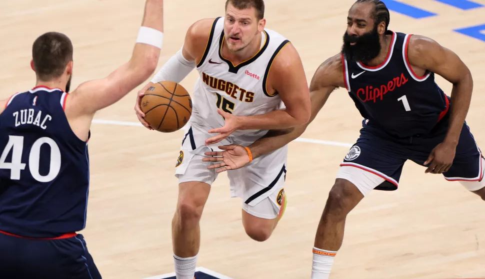 epa12068794 Denver Nuggets' Nikola Jokic (C) drives the ball to the basket during the second half of the NBA playoffs round one game six between the Denver Nuggets and the Los Angeles Clippers in Los Angeles, California, USA, 01 May 2025. EPA/ALLISON DINNER SHUTTERSTOCK OUT
