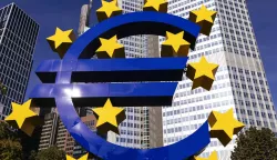 The Euro sculpture is a work of art by Ottmar Horl and stands in front of the Eurotower in the banking district. Frankfurt, August 31, 2020 | usage worldwide /DPA/PIXSELL