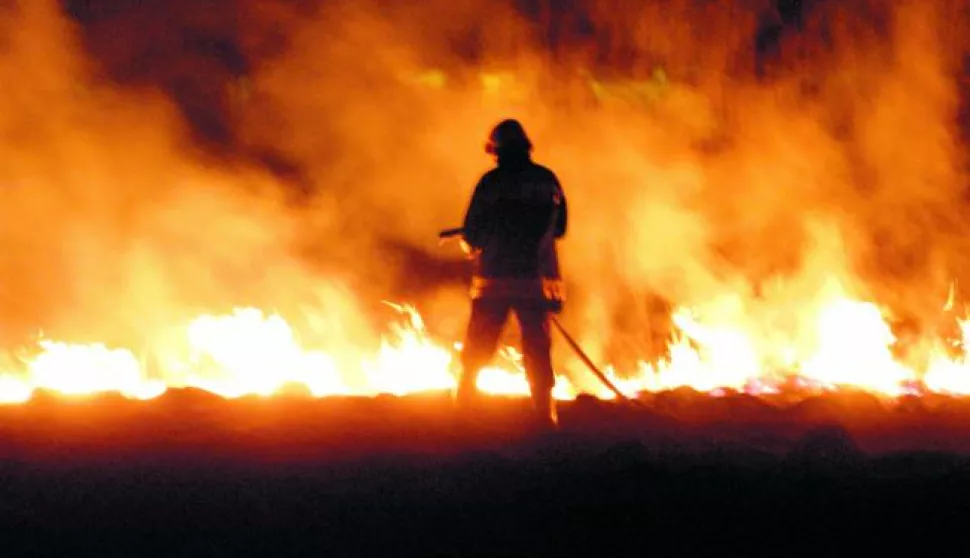 Osijek: 26.03.2006Pozar u Tvrdjavici, vatrogasci su brzom aksijom sanirali pozarSnimio: Josip eri------MAGAZIN, 12.STR., KOLOR6 STUPACA!!!------CRNA2 ST