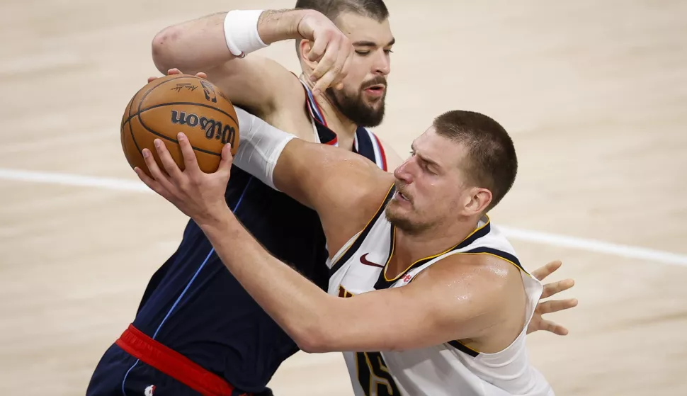 epaselect epa12053397 Denver Nuggets center Nikola Jokic (R) dribbles past LA Clippers center Ivica Zubac (L) during the second half of the first round playoff game between the Denver Nuggets and Los Angeles Clippers in Inglewood, California, USA, 24 April 2025. EPA/CAROLINE BREHMAN SHUTTERSTOCK OUT