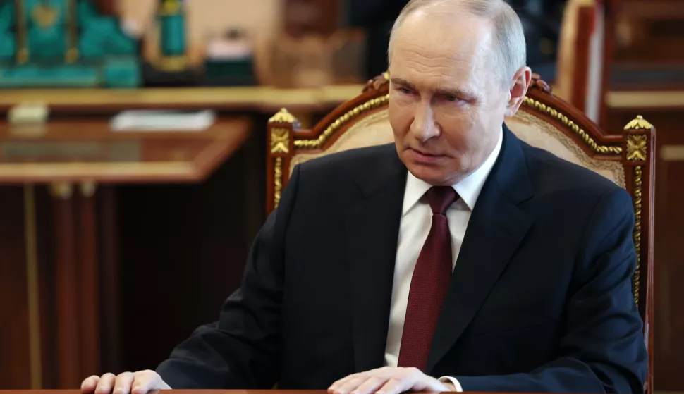 epa12041176 Russian President Vladimir Putin during his meeting with Chief of the General Staff of the Russian Armed Forces Army General Valery Gerasimov in Moscow, Russia, 19 April 2025. EPA/VYACHESLAV PROKOFIEV/SPUTNIK/KREMLIN POOL