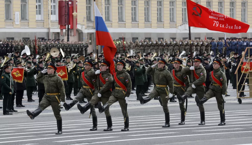 epa12065781 Russian servicemen take part in the rehearsal for the annual Victory Day military parade, in St. Petersburg, Russia, 30 April 2025. Russia prepares to mark the 80th anniversary of Nazi Germany's surrender in World War II (WWII). The military parade will take place at Dvortsovaya (Palace) Square on 09 May. EPA/ANATOLY MALTSEV