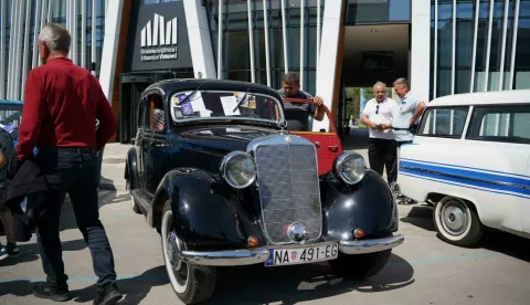 VINKOVCIU organizaciji Oldtimer kluba "Stari sjaj" Vinkovci održan je 11. Slavonski oldtimer rally Vinkovci &ndash; Andrija&scaron;evci &ndash; Bo&scaron;njaci &ndash; Županjasvibanj 2025.