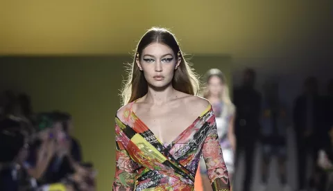 epa07038043 US model Gigi Hadid presents a creation by Versace during the Milan Fashion Week, in Milan, Italy, 21 September 2018. The Spring/Summer 2019 Women's collections are presented at the Milano Moda Donna from 19 to 23 September. EPA/FLAVIO LO SCALZO