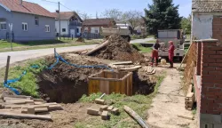 DRENJEJoš tri sela u Općini Drenje – Potnjani, Paljevine i Bračevci, uskoro će dobiti vodovodnu mrežu i time trajno riješiti problem redovite vodoopskrbe prije koje je ovom kraju svojevremeno u dopremi vode, a jer su bunari i slavine bili presušili, u pomoć dolazila i vojska, Državne rezerve i drugi, a neki su, poput nekih mještana u Drenjskom Slatiniku, u potrazi za žilom po dvorištu znali izbušiti i po četiri bunara da bi došli do vode.svibanj 2025.
