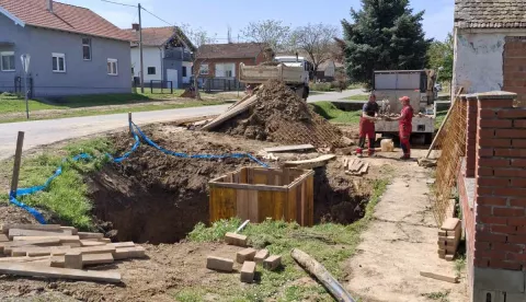 DRENJEJoš tri sela u Općini Drenje – Potnjani, Paljevine i Bračevci, uskoro će dobiti vodovodnu mrežu i time trajno riješiti problem redovite vodoopskrbe prije koje je ovom kraju svojevremeno u dopremi vode, a jer su bunari i slavine bili presušili, u pomoć dolazila i vojska, Državne rezerve i drugi, a neki su, poput nekih mještana u Drenjskom Slatiniku, u potrazi za žilom po dvorištu znali izbušiti i po četiri bunara da bi došli do vode.svibanj 2025.