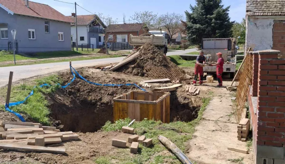 DRENJEJoš tri sela u Općini Drenje – Potnjani, Paljevine i Bračevci, uskoro će dobiti vodovodnu mrežu i time trajno riješiti problem redovite vodoopskrbe prije koje je ovom kraju svojevremeno u dopremi vode, a jer su bunari i slavine bili presušili, u pomoć dolazila i vojska, Državne rezerve i drugi, a neki su, poput nekih mještana u Drenjskom Slatiniku, u potrazi za žilom po dvorištu znali izbušiti i po četiri bunara da bi došli do vode.svibanj 2025.
