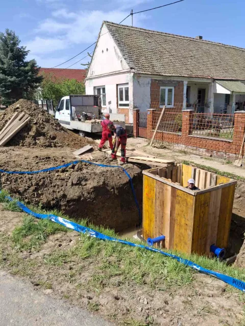 DRENJEJoš tri sela u Općini Drenje – Potnjani, Paljevine i Bračevci, uskoro će dobiti vodovodnu mrežu i time trajno riješiti problem redovite vodoopskrbe prije koje je ovom kraju svojevremeno u dopremi vode, a jer su bunari i slavine bili presušili, u pomoć dolazila i vojska, Državne rezerve i drugi, a neki su, poput nekih mještana u Drenjskom Slatiniku, u potrazi za žilom po dvorištu znali izbušiti i po četiri bunara da bi došli do vode.svibanj 2025.