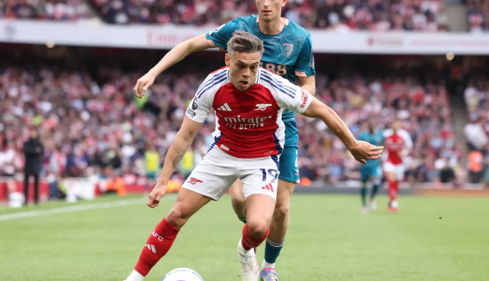 epa12071746 Leandro Trossard of Arsenal (L) and Dean Huijsen of Bournemouth (R) in action during the English Premier League match between Arsenal and AFC Bournemouth in London, Great Britain, 03 May 2025. EPA/NEIL HALL EDITORIAL USE ONLY. No use with unauthorized audio, video, data, fixture lists, club/league logos, 'live' services or NFTs. Online in-match use limited to 120 images, no video emulation. No use in betting, games or single club/league/player publications.