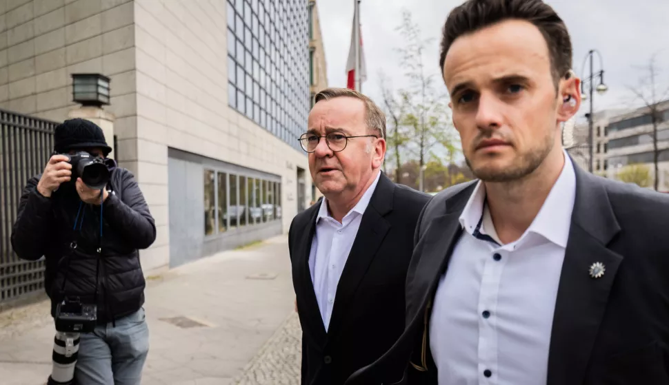 epa12019542 Outgoing German Defense Minister Boris Pistorius (C) arrives at the Christian Democratic Union (CDU) party headquarters, the Konrad-Adenauer-Haus, in Berlin, Germany, 09 April 2025. The Christian Democratic Union (CDU), Christian Social Union (CSU), and Social Democratic Party (SPD) continue their coalition negotiations. EPA/CHRISTOPH SOEDER