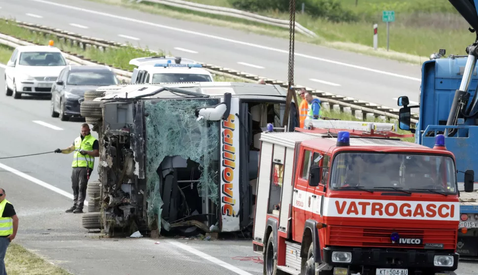 Zagreb, 4.5.2025.- U sudaru autobusa BiH registracija i osobnog vozila rano jutros na autocesti A3 izme?u Popova?e i Kri?a prema prvim informacijama poginule su dvoje osobe, a vi?e je ozlije?enih i prevezeni su u u bolnicu, izvijestila je u nedjelju sisa?ko-moslava?ka policija. foto HINA/ Admir BULJUBA?I?/ ua